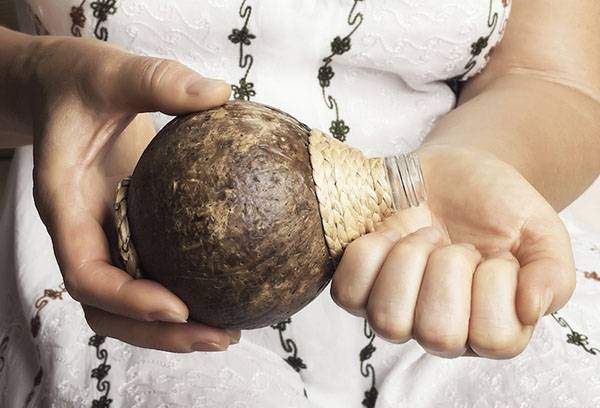 Izmantojot kokosriekstu eļļu