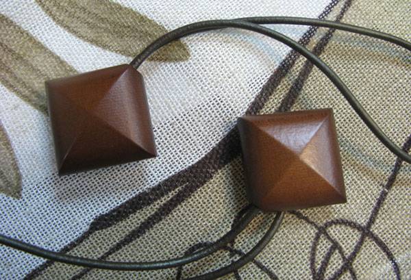 Wooden magnets for curtains