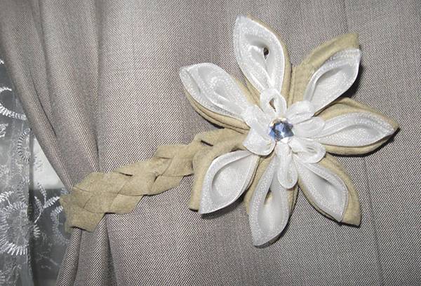 Homemade magnetic pickup for curtains