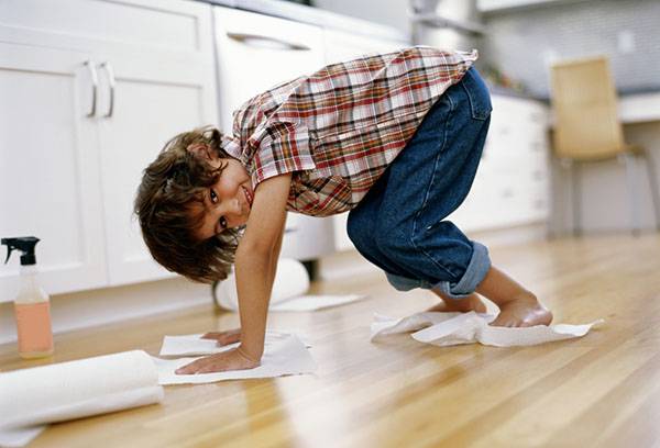 The child polishes the floor