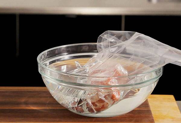 Defrosting meat in water