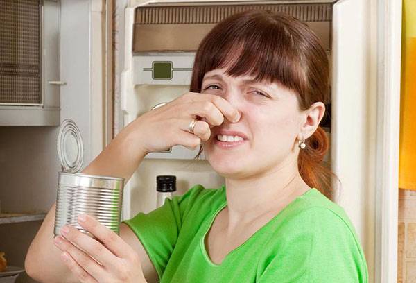 Missing canned food in the refrigerator