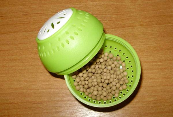 Absorbent for a refrigerator against smell