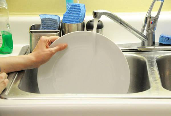 Washing a plate with cold water