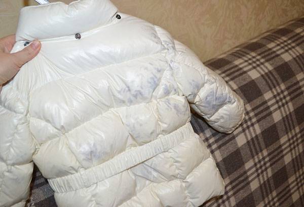 Spots on the baby's down jacket