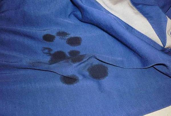 how to wash solid oil from clothes