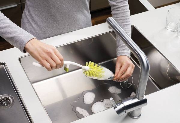 washing the glass