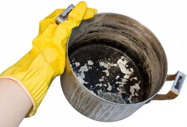 aluminum pan in hand