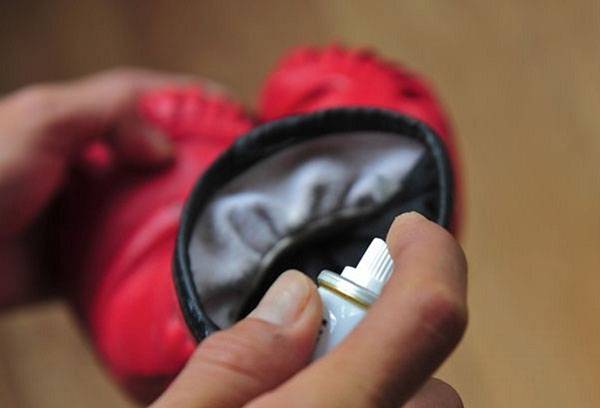 Treatment of a boxing glove with an antibacterial spray