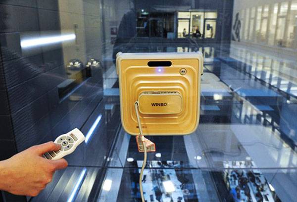 Window washing robot on both sides