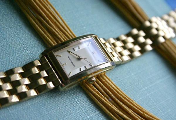 Watch with a metal bracelet