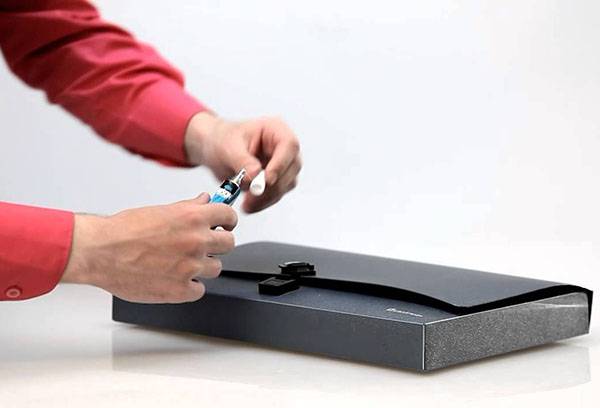 Plastmasas slēdzenes līmēšana