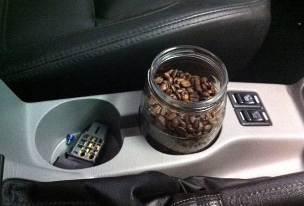 Coffee against bad odor in the passenger compartment