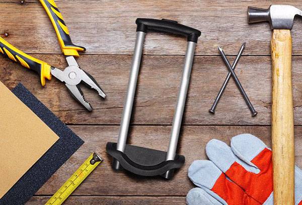 Fixing a suitcase with a retractable handle