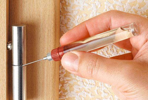 Door hinge lubrication