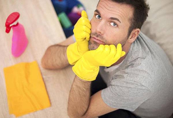 Man in gloves for cleaning.