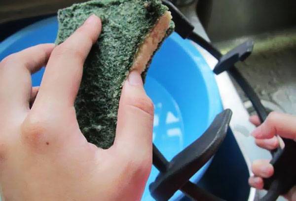Cleaning the cast iron gas stove