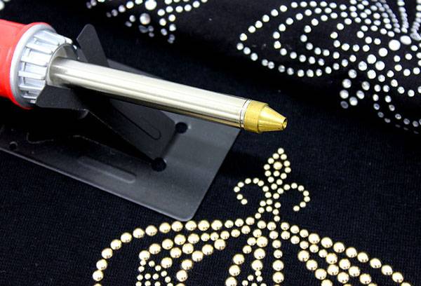 Fixing rhinestones to glue
