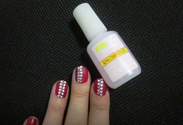Glue for rhinestones