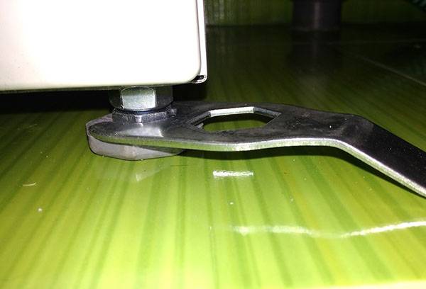 Adjusting the height of the legs of the washing machine