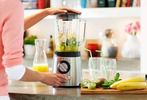 Making a smoothie in a blender