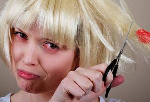 Girl cuts hair with chewing gum