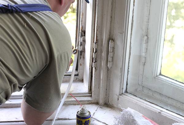 Installation of insulation on a wooden window