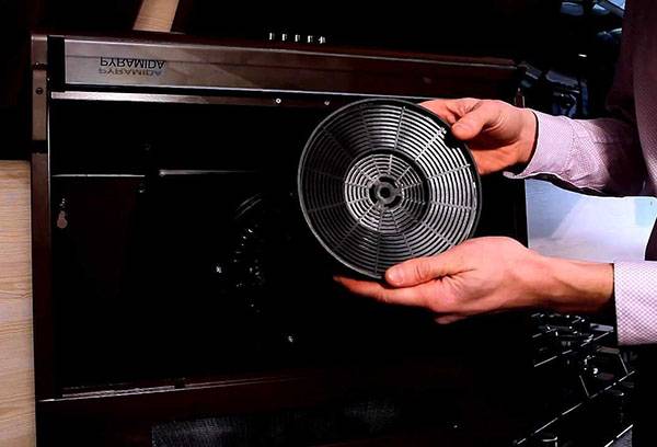 Changing the filter in a cooker hood