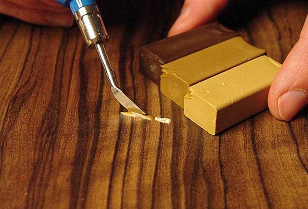 Filling a scratch on a laminate