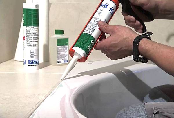 Sealing joints in the bathroom with sealant