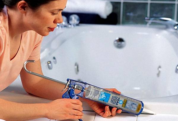 Sealing the joints in the bathroom