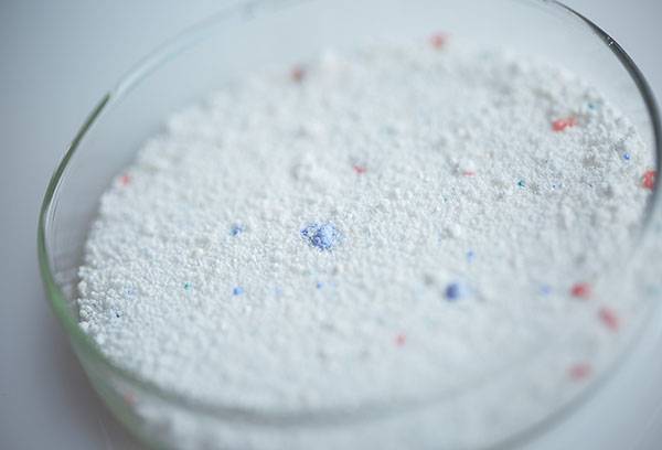 Washing powder with colored granules