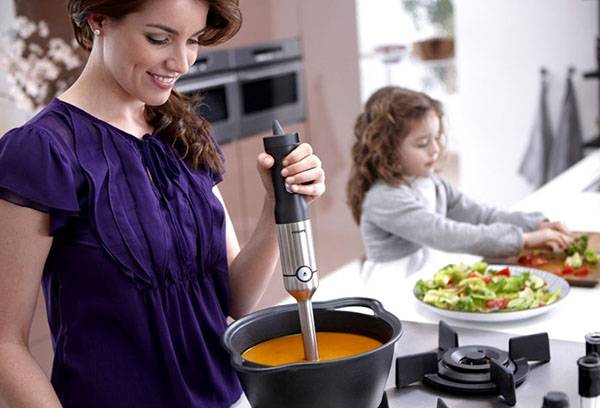 Making mashed soup with a hand blender