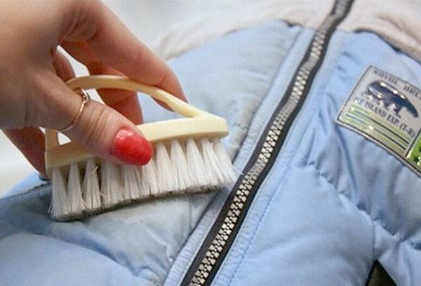 Cleaning a greasy down jacket