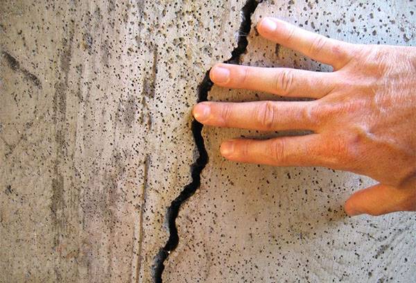 Wall cracks