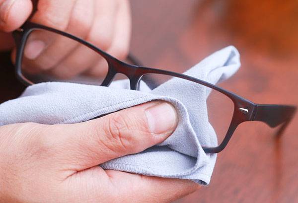 Glasses polishing glasses