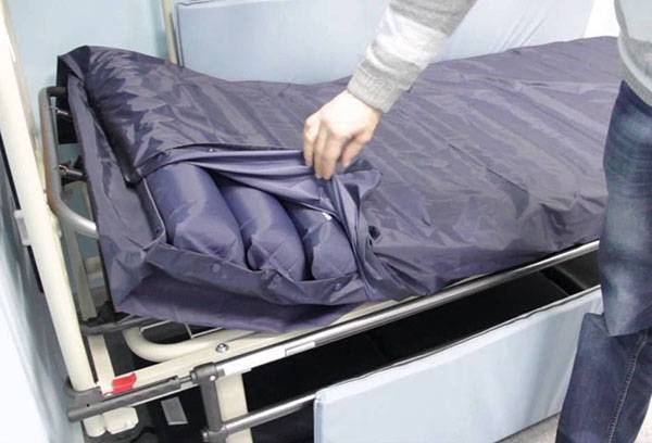 Anti-decubitus mattress in a cover