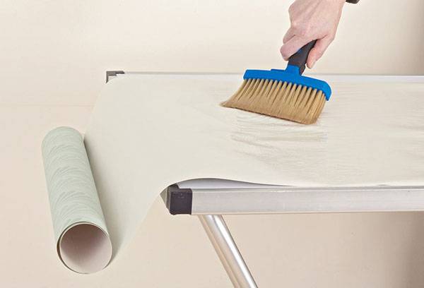 Putting glue on the wallpaper