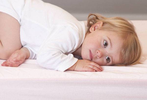 The child lies on the mattress