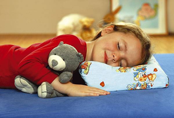 Girl sleeping on an orthopedic pillow