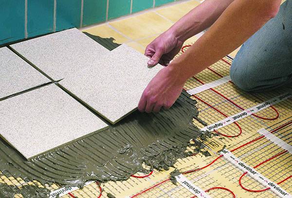 Laying tiles on the warm floor