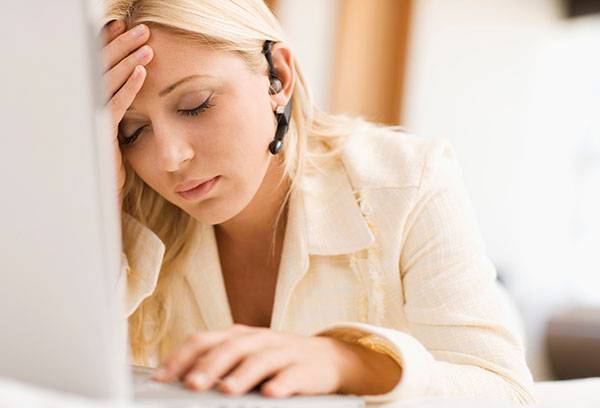 Meitene dozing darbā