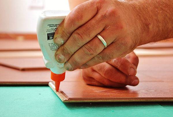 Glue application on the laminate lock