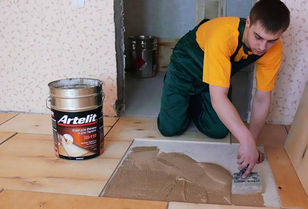 Installation of plywood sheets for parquet