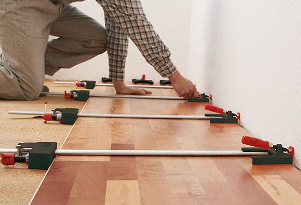 Laying laminate using glue