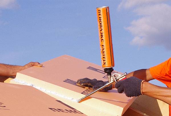 Work with glue for foam
