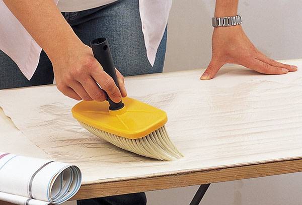 Application of glue to the wallpaper