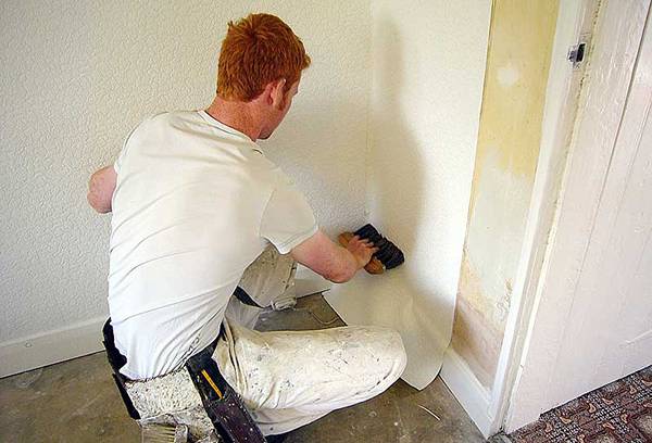 Wallpapering the corner of the room