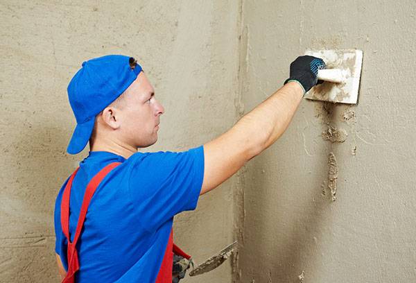 Preparing the surface of the walls for laying tiles
