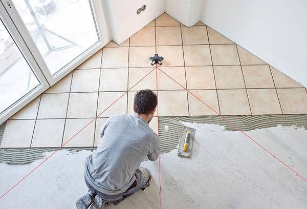 Laying floor tiles